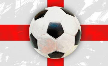 Balón de fútbol sobre la bandera de Inglaterra / PIXABAY