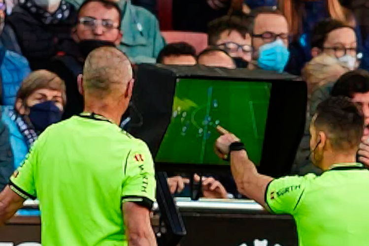 El árbitro de fútbol va a consultar una jugada polémica al VAR, sistema de videoarbitraje